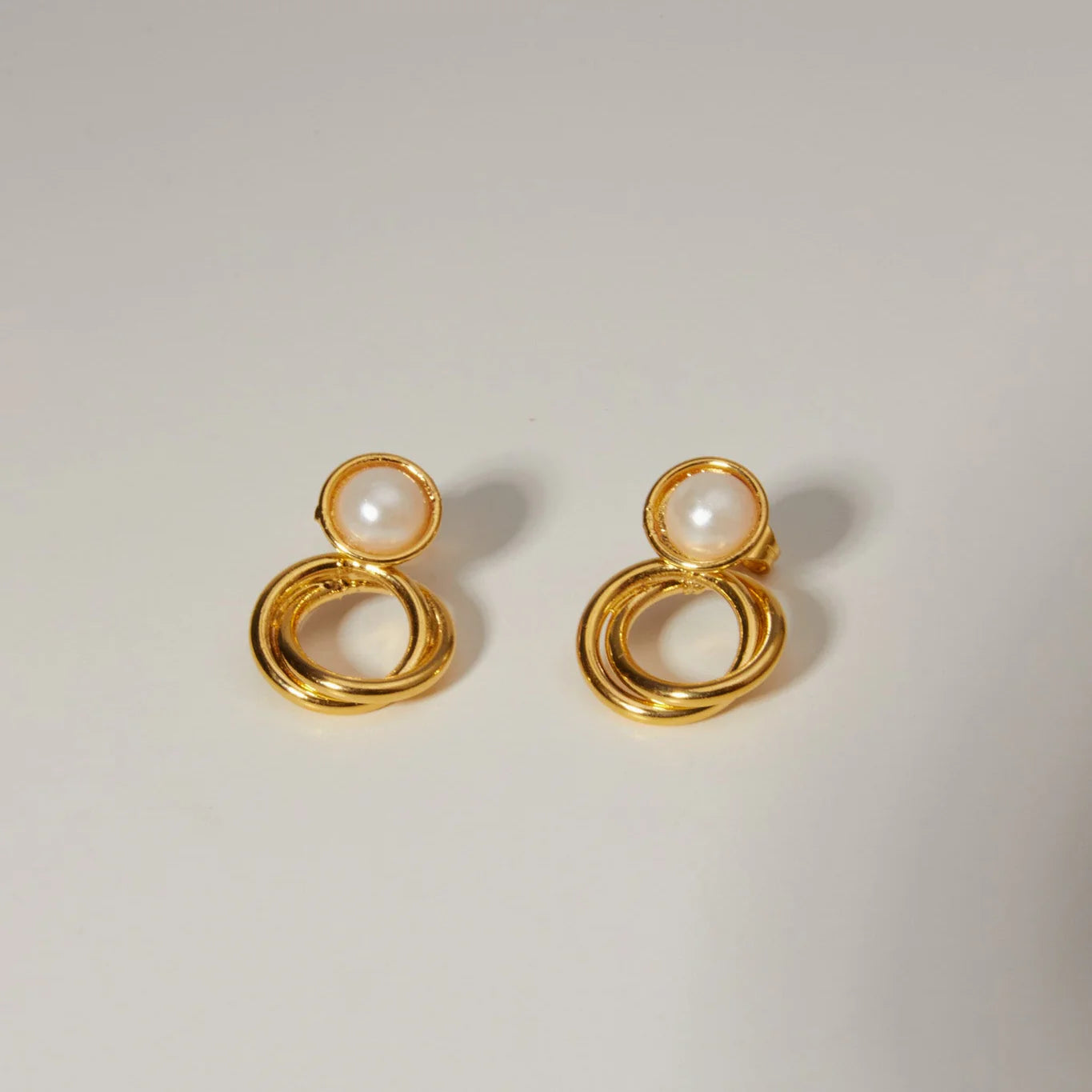 Circle Pearls Studs